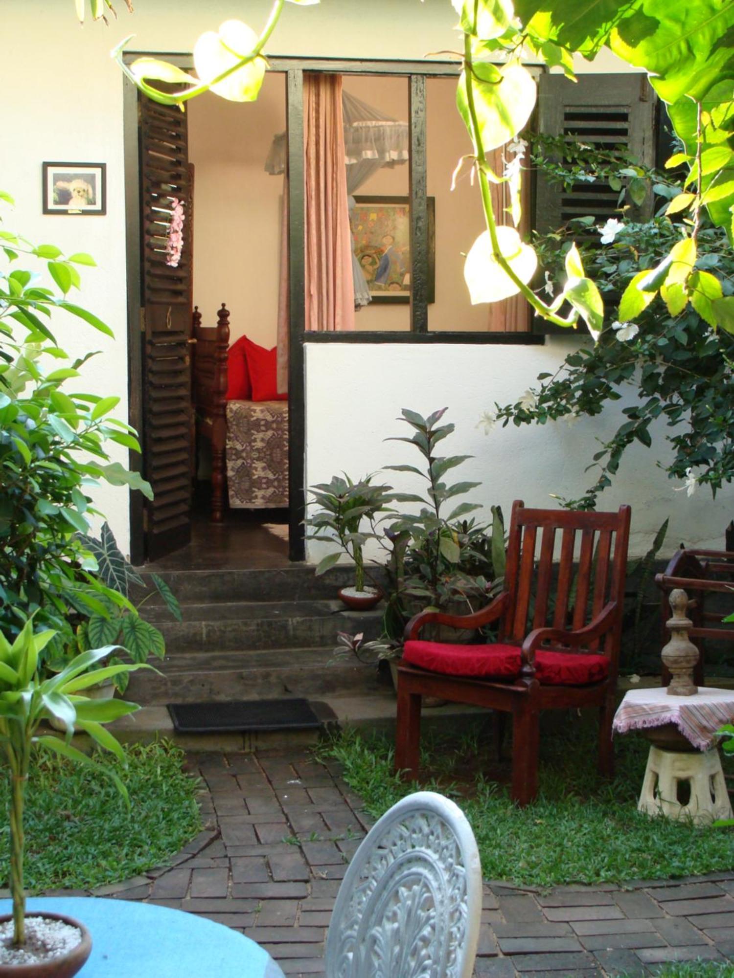 The Icebear Guesthouse Негомбо Номер фото